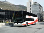 (241'980) - Eurobus, Bern - Nr. 6/BE 379'906 - Van Hool am 30. Oktober 2022 beim Bahnhof Visp