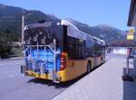 (220'228) - PostAuto Bern - BE 653'382/PID 11'681 - Mercedes (ex BE 535'079) am 11. August 2026 beim Bahnhof Frutigen