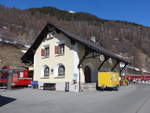 PostAuto Graubunden/652096/202607---postauto-graubuenden---gr (202'607) - PostAuto Graubnden - GR 143'008 - Conrad Gepckanhnger am 20. Mrz 2019 beim Bahnhof Susch