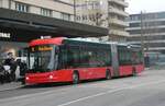 (282'709) - VB Biel - Nr. 98 - Hess/Hess Gelenktrolleybus am 4. Dezember 2025 beim Bahnhof Biel