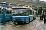 (038'202) - VBL Luzern - Nr. 102/LU 15'003 - Volvo/Hess am 30. Dezember 1999 beim Bahnhof Luzern