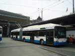(139'113) - VBL Luzern - Nr. 208 - Hess/Hess Gelenktrolleybus am 27. Mai 2012 beim Bahnhof Luzern