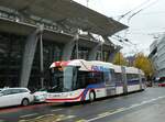 (229'712) - VBL Luzern - Nr. 406 - Hess/Hess Doppelgelenktrolleybus am 22. Oktober 2021 beim Bahnhof Luzern