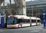 (242'431) - VBL Luzern - Nr. 417 - Hess/Hess Doppelgelenktrolleybus am 11. November 2022 beim Bahnhof Luzern