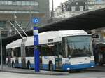 (242'435) - VBL Luzern - Nr. 208 - Hess/Hess Gelenktrolleybus am 11. November 2022 beim Bahnhof Luzern