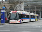 (245'379) - VBL Luzern - Nr. 422 - Hess/Hess Doppelgelenktrolleybus am 25. Januar 2023 beim Bahnhof Luzern