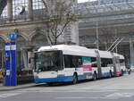 (269'046) - VBL Luzern - Nr. 232 - Hess/Hess Doppelgelenktrolleybus am 9. November 2024 beim Bahnhof Luzern