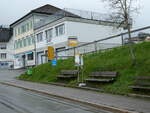 urnaesch/812362/249128---postauto-haltestelle-am-25-april (249'128) - PostAuto-Haltestelle am 25. April 2023 beim Bahnhof Urnsch