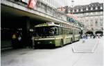 (034'121) - SVB Bern - Nr. 44 - FBW/R&J Gelenktrolleybus am 12. Juli 1999 beim Bahnhof Bern