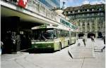 (043'023) - SVB Bern - Nr. 32 - FBW/Gangloff Gelenktrolleybus am 1. September 2000 beim Bahnhof Bern