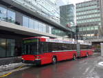 (187'064) - Bernmobil, Bern - Nr. 20 - NAW/Hess Gelenktrolleybus am 18. Dezember 2017 beim Bahnhof Bern
