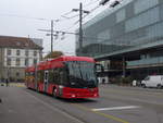 Bern/638902/199061---bernmobil-bern---nr (199'061) - Bernmobil, Bern - Nr. 33 - Hess/Hess Gelenktrolleybus am 29. Oktober 2018 beim Bahnhof Bern