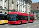 (251'636) - Bernmobil, Bern - Nr. 33 - Hess/Hess Gelenktrolleybus am 17. Juni 2023 beim Bahnhof Bern