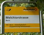 (256'554) - PostAuto-Haltestellenschild - Bern, Melchiorstrasse - am 30. Oktober 2023