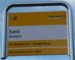 (237'485) - PostAuto-Haltestellenschild - Bnigen, Sand - am 24.