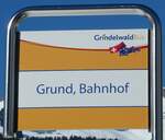 (232'854) - GrindelwaldBus-Haltestellenschild - Grindelwald Grund, Bahnhof - am 13. Februar 2022