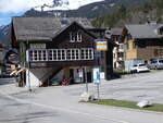 Grindelwald/843290/260559---grindelwaldbus-haltestelle-am-19-maerz (260'559) - GrindelwaldBus-Haltestelle am 19. Mrz 2024 in Grindelwald, Gemeindehaus