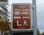 (282'032) - Centre Albert Anker am 1. November 2025 beim Bahnhof Ins