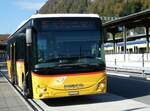 (241'479) - PostAuto Wallis - VS 516'247 - Iveco am 18. Oktober 2022 beim Bahnhof Interlaken Ost
