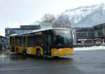 (257'432) - PostAuto Bern - BE 827'645/PID 11'426 - Mercedes am 4. Dezember 2023 beim Bahnhof Interlaken Ost