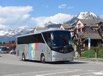 Meiringen/490694/169839---aus-italien-riccio-bus (169'839) - Aus Italien: Riccio Bus, Alvignano - EV-957 LX - Kinglong am 11. April 2016 beim Bahnhof Meiringen
