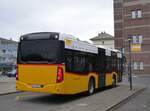 (269'804) - PostAuto Bern - BE 653'383/PID 10'169 - Mercedes am 11. Dezember 2024 beim Bahnhof Spiez