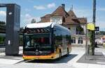 (289'590) - PostAuto Bern - BE 671'256/PID 12'310 - eMercedes am 11. Juli 2026 beim Bahnhof Spiez