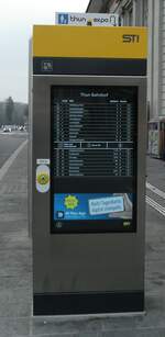 (232'101) - STI-Infobildschirm am 19. Januar 2022 beim Bahnhof Thun