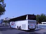 (290'008) - Aus England: Lynns, Eastbourne - SO26 LYN - Van Hool am 30.
