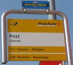 (215'576) - PostAuto-Haltestellenschild - Flamatt, Dorf - am 27. Mrz 2020