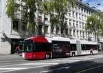 (266'829) - TPF Fribourg - Nr. 525 - Hess/Hess Gelenktrolleybus am 7. September 2024 beim Bahnhof Fribourg