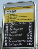 (230'511) - PostAuto-Haltestellenschild und Infobildschirm am 12.