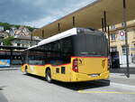 (236'990) - CarPostal Ouest - NE 113'901 - Mercedes am 6. Juni 2022 beim Bahnhof Neuchâtel