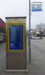 (258'517) - AOT/PostAuto-Infobildschirm und BUS OBERTHURGAU-Haltestellenschild am 9. Januar 2024 beim Bahnhof Amriswil