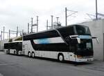 Visp/858863/265352---intertour-domdidier---fr (265'352) - Intertour, Domdidier - FR 300'654 - Setra am 3. August 2024 beim Bahnhof Visp