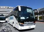 Visp/859985/265688---intertours-domdidier---fr (265'688) - Intertours, Domdidier - FR 300'653 - Setra am 16. August 2024 beim Bahnhof Visp