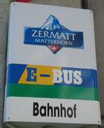 (133'365) - E-BUS-Haltestellenschild - Zermatt, Bahnhof - am 22.