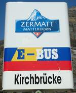 (133'371) - E-BUS-Haltestellenschild - Zermatt, Kirchbrcke - am 22. April 2011
