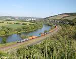 485 001-2 zieht zwischen Karlstadt und Himmelstadt einen Containerzug Richtung Süden. 02.06.21