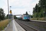 Flaggen Vectron 383 009 hängt am Schluss vom Elbtal Umleiter in Röslau.