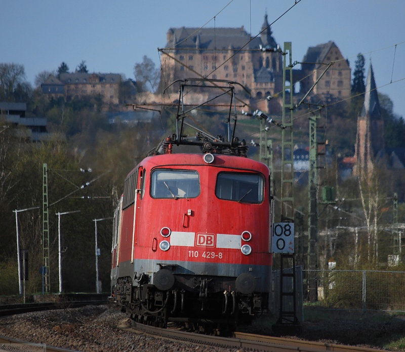 Unterm Marburger Landgrafenschloss. Nahverkehr ist anstrengend f�r eine Schnellzuglok. B�gelfalte 110 429-8 ist es so hei�, dass das Landgrafenschloss flimmert. (07. April 2007, 17:36)