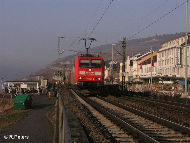 W�rend 185 077-5 mit ein Containerzug durch R�desheim an dem Rhein f�hrt,wartet eine Gruppe Japaner auf ihr Schiff. 13.02.08